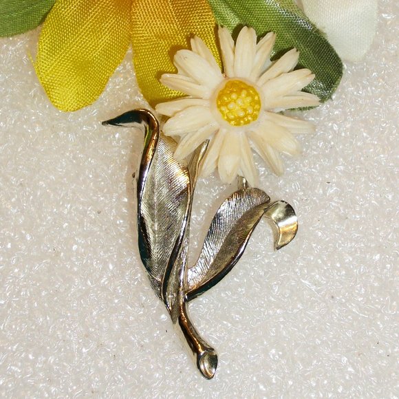 Sarah Coventry Jewelry - SOLD! Vintage SARAH COVENTRY White Daisey Flower Pin Brooch '60's